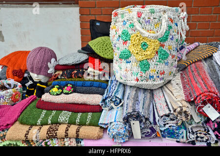 De patchwork tissé à la main sur une table. Banque D'Images