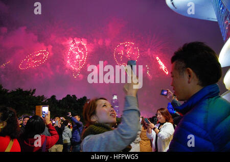 Hong Kong, Hong Kong. 31 Dec, 2016. Des centaines de milliers de personnes se sont rassemblées sur l'une ou l'autre côté de la port de Victoria que Fireworks illuminent la ville pendant la BOCHK Hong Kong compte à rebours de la nouvelle année de célébrations. © Alda Tsang/Pacific Press/Alamy Live News Banque D'Images