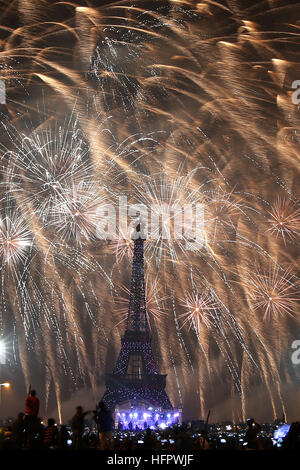 Lahore, Pakistan. 06Th Jan, 2017. Lumière d'artifice le ciel près de la Tour Eiffel (réplique) à Lahore pendant les célébrations du Nouvel An 01 Janvier. Conformément à sa tradition, la Bahria Town est l'organisation de fêtes de fin d'année en même temps à l'icône de Bahria Town, Eiffel Tower at Bahria Town Lahore. © Rana Sajid Hussain/Pacific Press/Alamy Live News Banque D'Images