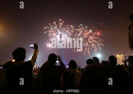 Lahore, Pakistan. 06Th Jan, 2017. Lumière d'artifice le ciel près de la Tour Eiffel (réplique) à Lahore pendant les célébrations du Nouvel An 01 Janvier. Conformément à sa tradition, la Bahria Town est l'organisation de fêtes de fin d'année en même temps à l'icône de Bahria Town, Eiffel Tower at Bahria Town Lahore. © Rana Sajid Hussain/Pacific Press/Alamy Live News Banque D'Images