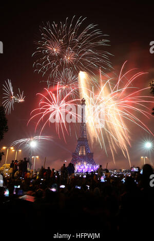 Lahore, Pakistan. 06Th Jan, 2017. Lumière d'artifice le ciel près de la Tour Eiffel (réplique) à Lahore pendant les célébrations du Nouvel An 01 Janvier. Conformément à sa tradition, la Bahria Town est l'organisation de fêtes de fin d'année en même temps à l'icône de Bahria Town, Eiffel Tower at Bahria Town Lahore. © Rana Sajid Hussain/Pacific Press/Alamy Live News Banque D'Images