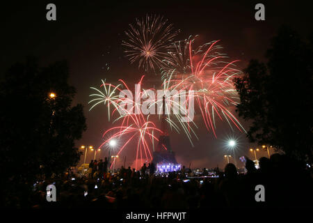 Lahore, Pakistan. 06Th Jan, 2017. Lumière d'artifice le ciel près de la Tour Eiffel (réplique) à Lahore pendant les célébrations du Nouvel An 01 Janvier. Conformément à sa tradition, la Bahria Town est l'organisation de fêtes de fin d'année en même temps à l'icône de Bahria Town, Eiffel Tower at Bahria Town Lahore. © Rana Sajid Hussain/Pacific Press/Alamy Live News Banque D'Images