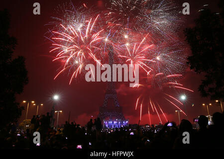 Lahore, Pakistan. 06Th Jan, 2017. Lumière d'artifice le ciel près de la Tour Eiffel (réplique) à Lahore pendant les célébrations du Nouvel An 01 Janvier. Conformément à sa tradition, la Bahria Town est l'organisation de fêtes de fin d'année en même temps à l'icône de Bahria Town, Eiffel Tower at Bahria Town Lahore. © Rana Sajid Hussain/Pacific Press/Alamy Live News Banque D'Images