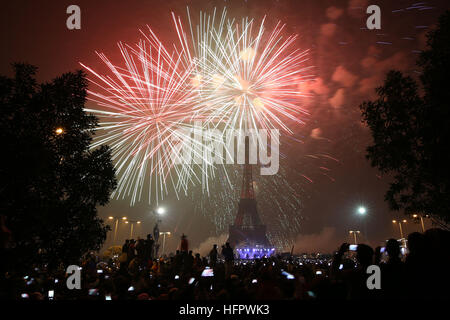 Lahore, Pakistan. 06Th Jan, 2017. Lumière d'artifice le ciel près de la Tour Eiffel (réplique) à Lahore pendant les célébrations du Nouvel An 01 Janvier. Conformément à sa tradition, la Bahria Town est l'organisation de fêtes de fin d'année en même temps à l'icône de Bahria Town, Eiffel Tower at Bahria Town Lahore. © Rana Sajid Hussain/Pacific Press/Alamy Live News Banque D'Images