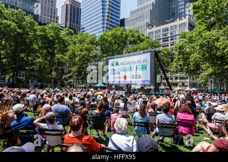 New York City, NY NYC Manhattan, Midtown, Bryant Park, parc public, Broadway in Bryant Park, concert gratuit, spectacle, public, déjeuner, assis, scène, NY1 Banque D'Images