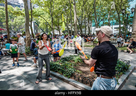 New York City, NY NYC Manhattan, Midtown, Bryant Park, parc public, terrasse supérieure, déjeuner, adulte, homme hommes hommes, femme femmes, jonglerie, cl gratuit Banque D'Images