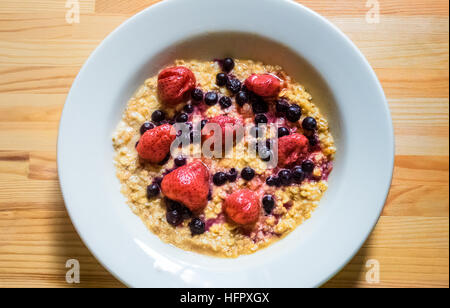 Le gruau avec des fraises et des bleuets sauvages Banque D'Images