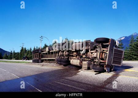 Accident de la route, renversé des semi-remorque camion, BC, en Colombie-Britannique, Canada - Les accidents de la route Banque D'Images