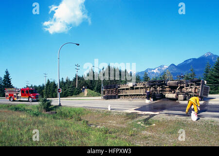 Accident de la route, Nettoyage de camion semi-remorque renversée, BC, en Colombie-Britannique, Canada - Les accidents de la route Banque D'Images