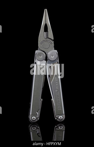 Leatherman Wave multitool sur fond noir Banque D'Images