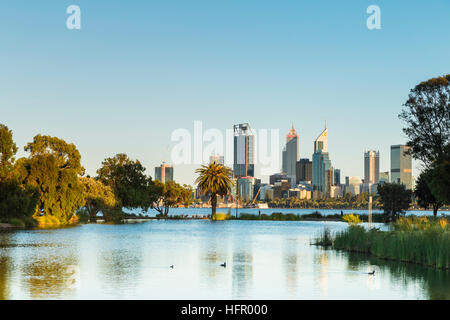 Vue sur St James Mitchell Park et le fleuve Swan à l'horizon de la ville à l'aube, Perth, Western Australia, Australia Banque D'Images
