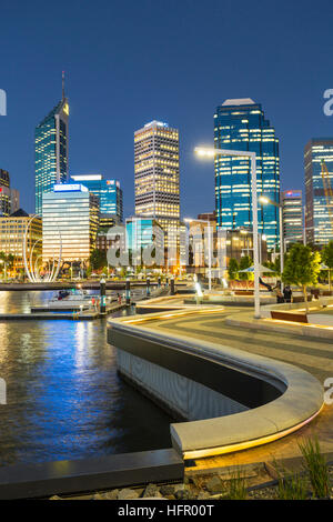 Le bord de l'enceinte de la Elizabeth Quay illuminé de twilght avec l'horizon de la ville au-delà, Perth, Western Australia, Australia Banque D'Images