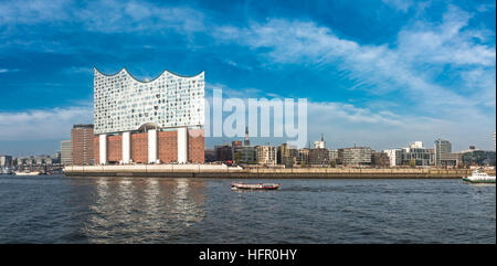 Hambourg, Allemagne - 01 novembre 2015 : de nombreux touristes flâner le long des quais de l'Elbe, faisant partie du grand panorama pittoresque avec le nouveau Elbphilh Banque D'Images