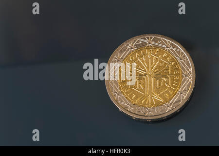 Face nationale de deux pièce en euros émis par la France et représente un arbre qui symbolise la vie, la croissance et avec l'inscription liberté, égalité, fratern Banque D'Images