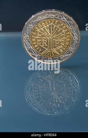 Face nationale de deux pièce en euros émis par la France et représente un arbre qui symbolise la vie, la croissance et avec l'inscription liberté, égalité, fratern Banque D'Images