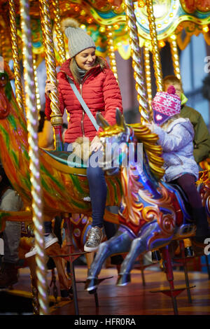 Ashton Tameside carrousel de Noël Noël En fête hiver festival fêtes chrétiennes heureuse occasion cadeaux Décembre saison des achats présente fa Banque D'Images