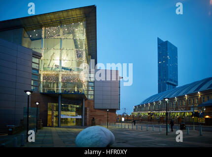 Bridgewater Hall Manchester Aube Crépuscule soir aube salle de concert extérieur nuit Hallé Orchestra symphony Renton Howard Levin (bois) RHWL archit Banque D'Images