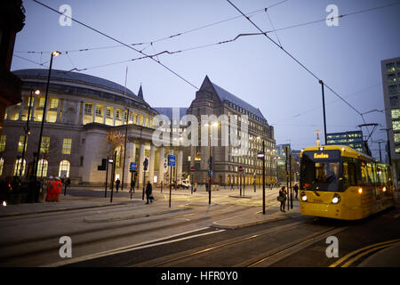 Peter Manchester Square Central Library Crépuscule soir aube aube extérieur nuit de ville Métro Tramway extension lien bâtiment conseil pro propriété Banque D'Images