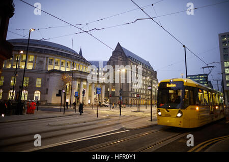 Peter Manchester Square Central Library Crépuscule soir aube aube extérieur nuit de ville Métro Tramway extension lien bâtiment conseil pro propriété Banque D'Images