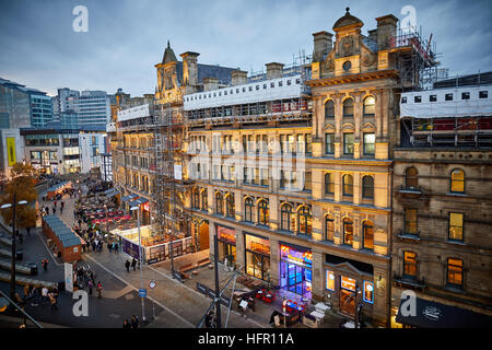 Manchester Corn Exchange Échange extérieur historique Sqayre la restauration des édifices historiques échafaudages couverts travaillant sur l'aube au crépuscule à l'aube nuit eve Banque D'Images