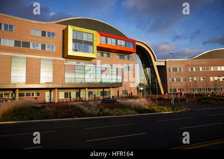 Alder Hey Children's Hospital Liverpool grand National Children's Hospital NHS Foundation Trust dans le parc extérieur extérieur du bâtiment nouvelle construction pret Banque D'Images