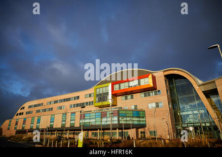 Alder Hey Children's Hospital Liverpool grand National Children's Hospital NHS Foundation Trust dans le parc extérieur extérieur du bâtiment nouvelle construction pret Banque D'Images