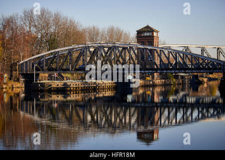 Manchester Ship Canal Barton pont tournant, Trafford Park road classé Grade II pont conçu par l'ingénieur de projet, Chef d'Edward Williams, et Banque D'Images