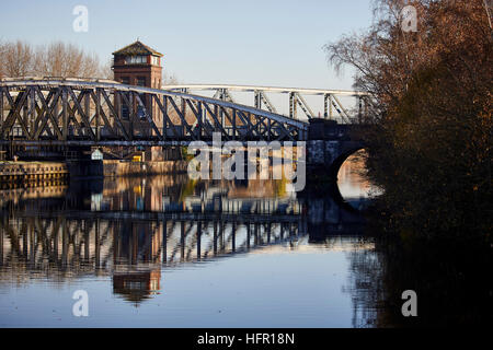 Manchester Ship Canal Barton pont tournant, Trafford Park road classé Grade II pont conçu par l'ingénieur de projet, Chef d'Edward Williams, et Banque D'Images