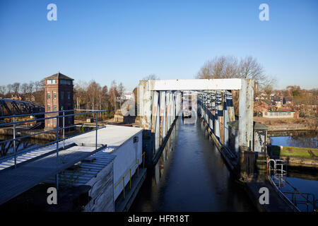 Manchester Ship Canal Barton Aqueduc aqueduc navigable mobile Swing porte Canal de Bridgewater narrowboats traverser premier et seul swing aqued Banque D'Images