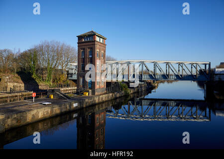 Manchester Ship Canal Barton Aqueduc aqueduc navigable mobile Swing porte Canal de Bridgewater narrowboats traverser premier et seul swing aqued Banque D'Images