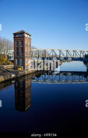 Manchester Ship Canal Barton Aqueduc aqueduc navigable mobile Swing porte Canal de Bridgewater narrowboats traverser premier et seul swing aqued Banque D'Images