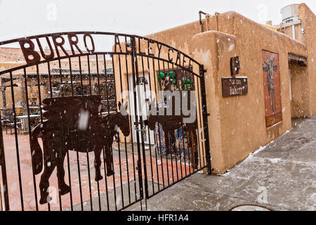 Burro Alley une fois connu pour les maisons closes et les saloons de l'ouest au cours d'un hiver neige à Santa Fe, Nouveau Mexique. Avant d'automobiles presque tous les biens ont été transportés dans la ville de montagne par des animaux de bât. Banque D'Images