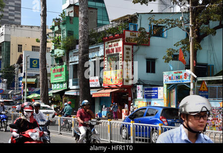 L'heure de pointe, les usagers des taxis voitures motos scooters Cuisiniere street - Nga Sau Cong Hoa Ho Chi Minh Ville (Saigon) Vietnam Banque D'Images