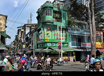 L'heure de pointe, les usagers des taxis voitures motos scooters Cuisiniere street - Nga Sau Cong Hoa Ho Chi Minh Ville (Saigon) Vietnam Banque D'Images