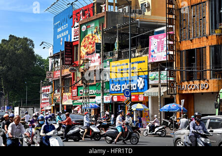 L'heure de pointe, les usagers des taxis voitures motos scooters Cuisiniere street - Nga Sau Cong Hoa Ho Chi Minh Ville (Saigon) Vietnam Banque D'Images