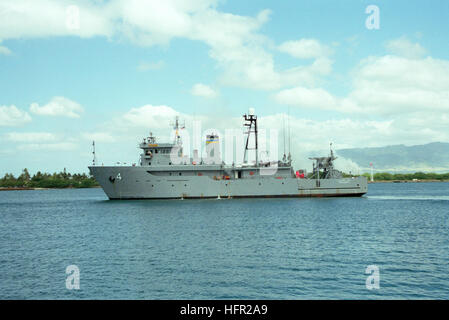 Un bâbord vue du transport maritime militaire de surveillance océanique commande ship USNS TRIUMPH (T-AGOS-4) en cours dans le canal comme il s'écarte de la station navale. L'USNS Triumph (T-AGOS-4) Banque D'Images