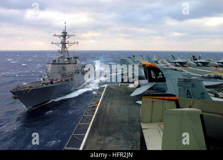 060219-N-9174G-001 de l'Océan Atlantique (10 févr. 19, 2006) - lance-missiles le destroyer USS Mason (DDG 87) accompagne la classe Nimitz porte-avions USS Dwight D. Eisenhower (CVN 69) pour effectuer un ravitaillement en mer (RAS). Eisenhower et entrepris Carrier Air Wing 7 (CVW-7) sont en cours de formation adaptés à la disponibilité du navire/Final Période d'évaluation. U.S. Navy photo by Photographer's Mate 3 Classe Andrew Geraci (libéré), USS Mason (DDG-87) Banque D'Images