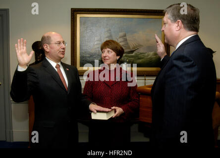 060221-N-0696M-066 Washington, D.C. (fév. 21, 2006) Ð L'Honorable, Donald C. L'hiver est assermenté à titre de 74e Secrétaire de la Marine (SECNAV) par le directeur de l'administration et la gestion, le Bureau du secrétaire de la Défense Michael B. Boudard comme WinterÕs femme Linda tient la Bible au cours d'une cérémonie de bienvenue organisée au Pentagone. Les membres de la famille et divers Ministère de la Défense (DoD) américain et les chefs de gouvernement s'est joint à l'hiver et son épouse pour la cérémonie. Photo de la Marine américaine PhotographerÕs Mate 1re classe Chad J. McNeeley (libéré) US Navy 060221-N-0696M-066 L'Honorable, Donald C. Winter Banque D'Images