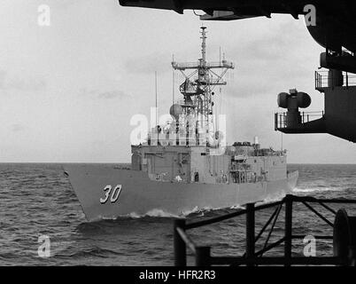 Un port bow view de la classe Oliver Hazard Perry frégate lance-missiles USS REID (FFG 30) vu depuis le porte-avions USS Kitty Hawk (CV 63). USS Reid (FFG-30) en cours le 1er novembre 1982 Banque D'Images