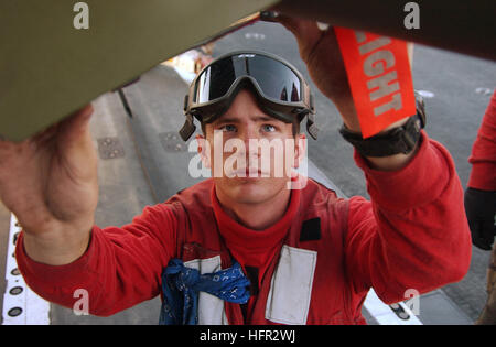 060225-N-4776G-124 Golfe Persique (fév. 25, 2006) - Aviation aviateur Ordnancemen Eric Mclean, affecté à l'Escadron de chasse de grève ÒEaglesÓ l'un l'un cinq (VFA-115) couples les ailettes sur une bombe à guidage laser avant les opérations de vol à bord du porte-avions de classe Nimitz USS Ronald Reagan (CVN 76). Reagan est actuellement déployé pour son premier déploiement effectuant les opérations de sécurité maritime (ASM) dans la région et participer à la guerre mondiale contre le terrorisme. U.S. Navy photo by PhotographerÕs Mate Airman Kathleen Gorby (libéré) US Navy 060225-N-4776G-124 Ordnancemen Eric Mcle Aviateur de l'Aviation Banque D'Images