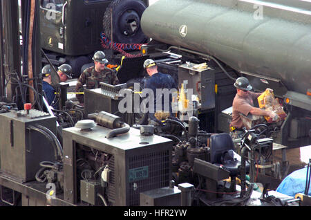 060228-N-3560G-002 Okinawa, Japon (fév. 28, 2006) - Mobile Naval Construction Battalion (Quatre NMCB-4) assurer une bonne configuration Seabees en préparation de forage de puits d'eau. NMCB-4 est en ce moment à bord de boucliers Camp à Okinawa, pour un service de six mois de déploiement du Pacifique. U.S. Navy photo by PhotographerÕs Mate 3 classe Ronald Gutridge (libéré) US Navy 060228-N-3560G-002 Mobile Naval Construction Battalion (Quatre NMCB-4) assurer une bonne configuration Seabees en préparation pour le forage de puits d'eau Banque D'Images