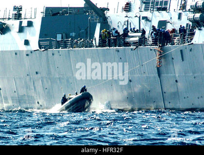 060302-N-7359L-002 de l'Océan Atlantique (2 mars 2006) Ð La classe Arleigh Burke destroyer lance-missiles USS Mason (DDG 87) du personnel de transport avec les marins dans un canot pneumatique à coque rigide (RHIB), au cours d'un ravitaillement en mer (RAS) avec la classe Nimitz porte-avions USS Dwight D. Eisenhower (CVN 69). Eisenhower et entrepris Carrier Air Wing 7 (CVW-7) sont en cours d'ShipÕs sur mesure la disponibilité de formation/Final Période d'évaluation. U.S. Navy photo by PhotographerÕs Mate 3 classe Christopher B. Long (publié) US Navy 060302-N-7359L-002 La classe Arleigh Burke destroyer lance-missiles Banque D'Images