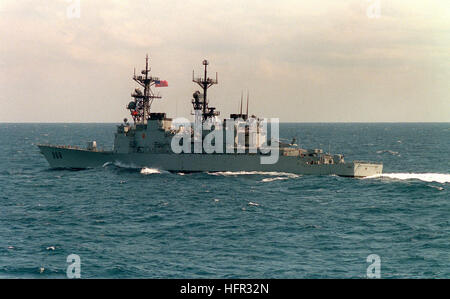 A bâbord vue sur le destroyer USS ARTHUR W. RADFORD (DD-968) sont en cours durant l'opération Tempête du désert. USS ARTHUR W. RADFORD (DD-968) en cours en 1992 Banque D'Images