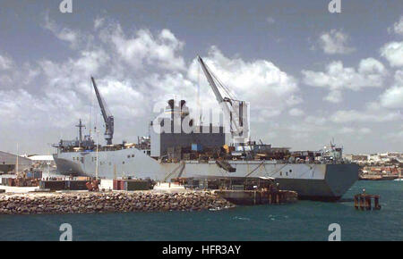 Long Shot, côté gauche vue arrière, de l'US Navy maritime navire de commandement militaire Capella qu'il transporte des véhicules militaires et des fournitures dans le port de Mogadiscio. Cette mission est en appui direct à l'Opération Restore Hope. L'USNS Capella (T-AKR-293) Banque D'Images