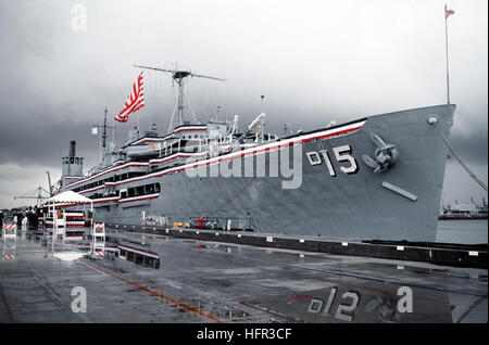 Une vue de l'avant tribord du destroyer USS tendre PRAIRIE (AD-15) amarré à une jetée et décoré avec des banderoles avant sa cérémonie de déclassement. Le 'ne pas traiter sur moi' flag flying du mât du navire signifie que la prairie est le plus ancien navire en service naval. Après sa mise hors service, ce rôle sera assumé par le sous-marin USS tendres (COMME ORION-18). USS Prairie (AD-15) déclassement 1993 Banque D'Images