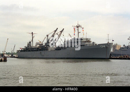 Une vue avant tribord du sous-marin USS tendres (CANOPUS COMME-34) attaché sur le côté nord de l'un des sous-marins et de destroyers (D&S) jetées à la Norfolk Naval Station. USS (Canopus comme-34) Norfolk VA 1994 Banque D'Images