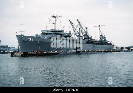 Un port bow view du sous-marin USS tendres (CANOPUS COMME-34) attaché au côté nord de l'un des sous-marins et de destroyers (D&S) jetées à la Norfolk Naval Station. Plusieurs Los Angeles-classe de sous-marins d'attaque à propulsion nucléaire sont attachés sur le côté sud de la jetée. USS (Canopus comme-34) avec subs Norfolk VA 1994 Banque D'Images