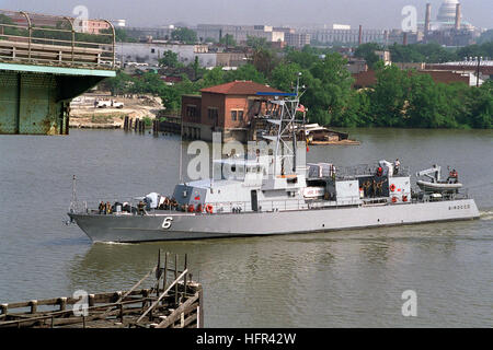 Un port bow view du bateau de patrouille côtière nouvellement brevetés USS SIROCCO (PC-6), à l'approche du tirage ouvert du Frederick Douglas Memorial Bridge après avoir quitté le Washington Navy Yard en route vers Norfolk, Va. USS Sirocco (PC-6) Banque D'Images