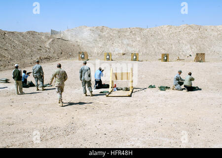 060330-N-4614W-047 Remagen, base de l'Iraq (30 mars 2006) - Des policiers irakiens à partir de l'élément principal de Tikrit, le feu des fusils d'assaut AK-47, au cours de la familiarisation des armes fournies par les soldats de l'Armée américaine à partir de la 3e bataillon du 187e Régiment d'infanterie. Ce fut la dernière partie d'un cours de quatre jours comprenant des techniques d'arrestation, l'établissement de points de contrôle de la circulation, premiers secours, des patrouilles et de maniement des armes. Photo de la Marine américaine par le journaliste 1re classe Jeremy L. Wood (publié) US Navy 060330-N-4614W-047 des policiers irakiens de Tikrit, l'élément principal du feu fusils d'assaut AK-47, au cours de la familiarisation des armes Banque D'Images