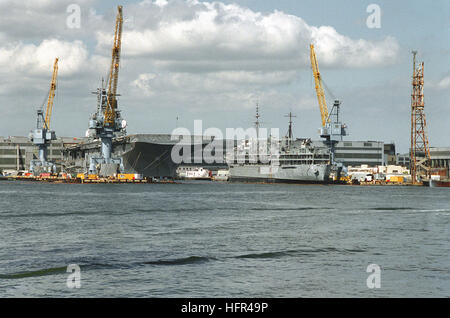 Vue d'un article de la Norfolk Naval Shipyard situé sur la rivière Elizabeth. Sur la gauche, une vue de l'avant tribord du navire d'assaut amphibie USS KEARSARGE (LHD-3) dans la révision et à droite un port trimestre Vue de l'offre de sous-marins déclassés (COMME ORION-18) en préparation pour le stockage de la flotte à mites. L'USS Kearsarge LHD-3 USS Orion AS-18 1994 Norfolk Banque D'Images